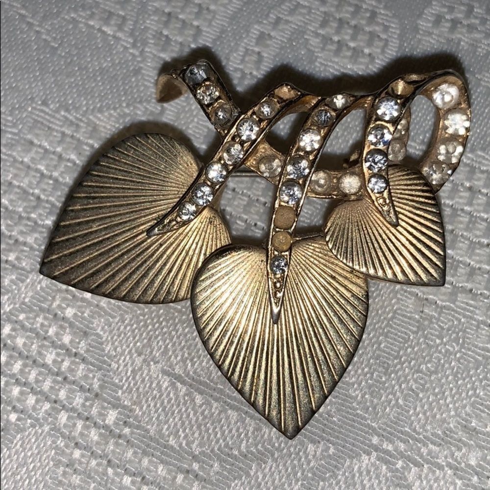 Vtg‎ “3 hearts” gold brooch with rhinestones